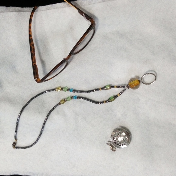 Hand Crafted Beaded Eye Glass Holder Essential Oil Diffuser Necklace Badge - Picture 1 of 6